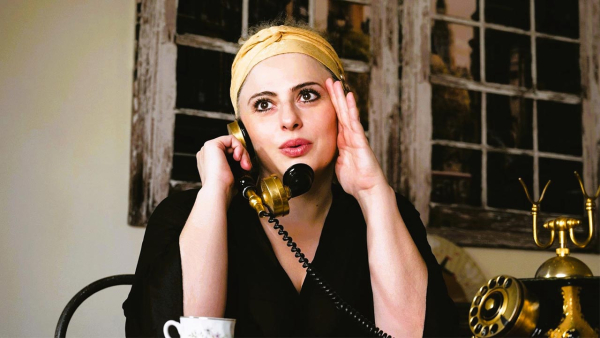 Στο Θέατρο Επί Κολωνώ η παράσταση «Πολύ Κοντά»