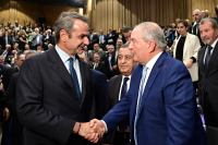 Καραμανλής - Μητσοτάκης: Τυπική χειραψία με απόσταση… ασφαλείας