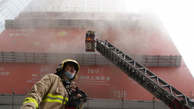 Τρόμος στο Παγκόσμιο Κέντρο Εμπορίου στο Χονγκ Κονγκ από πυρκαγιά - Τουλάχιστον 300 οι εγκλωβισμένοι (βίντεο)