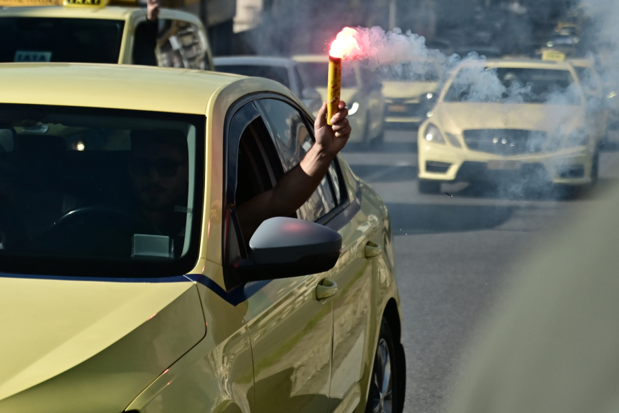Ταξί: Παρατείνεται η απεργία στην Αττική