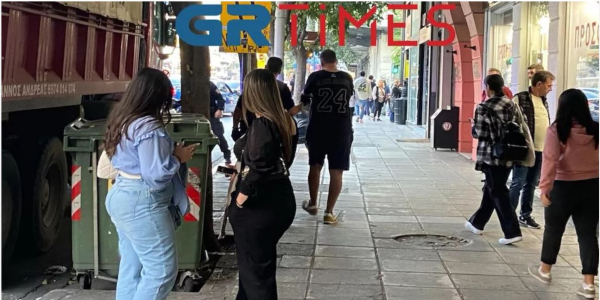 Άνανδρος χτύπησε γυναίκα που κρατούσε στην αγκαλιά της το κοριτσάκι της μέσα σε λεωφορείο (βίντεο)