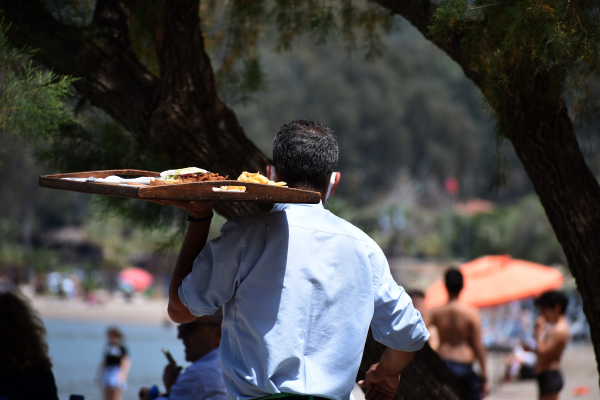 Πτυχία στο ράφι, δίσκος στο χέρι