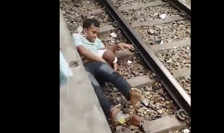 Βίντεο που κόβει την ανάσα: Βρέφος πέφτει στις ράγες και ο πατέρας του το καλύπτει ενώ περνάει το τρένο