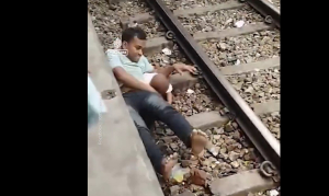 Βίντεο που κόβει την ανάσα: Βρέφος πέφτει στις ράγες και ο πατέρας του το καλύπτει ενώ περνάει το τρένο