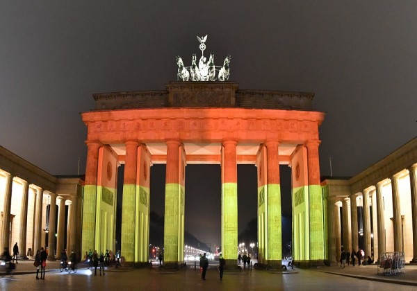Οργή στο Βερολίνο από την άρνηση να φωταγωγηθεί η Πύλη του Βραδεμβούργου με τα χρώματα της Ρωσίας