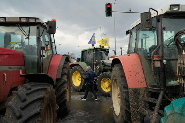 Οι αγρότες που έβλεπαν τα εκατομμύρια να περνούν