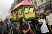 «Υπνοδωμάτια προς πώληση»: Η στεγαστική κρίση στην Ευρώπη οδηγεί τους νέους σε λύσεις απελπισίας