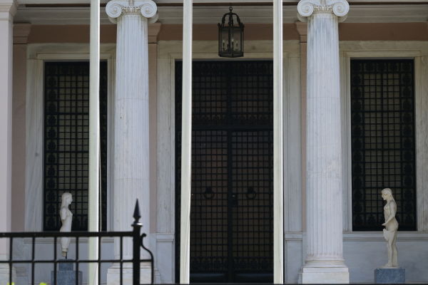 Σε Συμπληγάδες το Μαξίμου - Η κυβερνητική κρίση συνεχίζεται παρά τον ανασχηματισμό