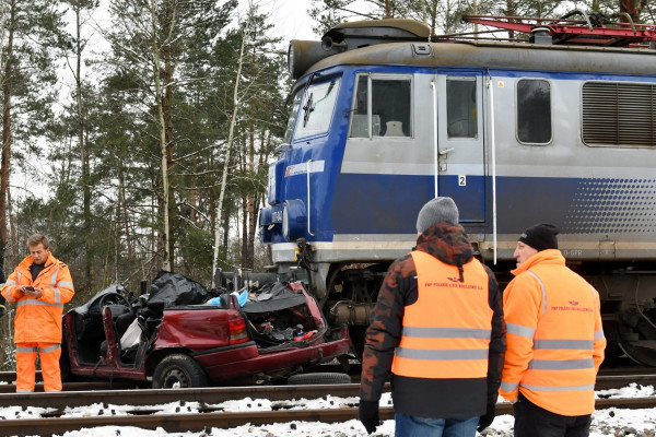 Σοκάρει βίντεο: Τρένο παρασύρει ασθενοφόρο - Δύο νεκροί