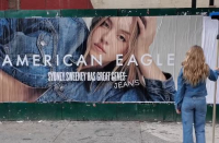 To anti-woke στρατόπεδο λατρεύει την Σίντνεϊ Σουίνι: Τα γονίδια, τα τζινς και ο Τραμπ