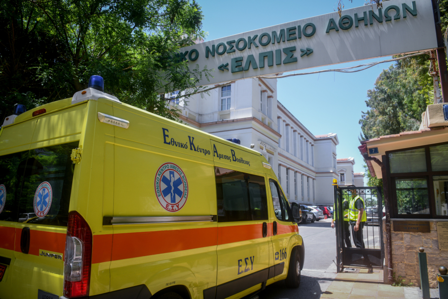 Άνδρας απειλεί να πέσει στο κενό από μπαλκόνι στο νοσοκομείο «Ελπίς»