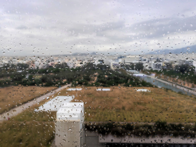 Διπρόσωπος ο καιρός τη Δευτέρα: Συννεφιά και βροχές τις πρώτες πρωινές ώρες, βελτίωση από το μεσημέρι