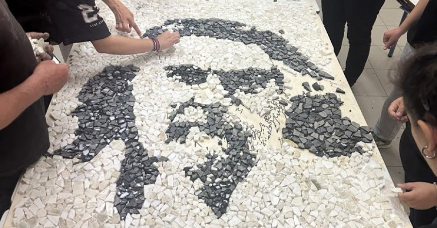 Μαθητές στην Αγριά Βόλου τιμούν τον Βαγγέλη Παπαθανασίου με ένα ψηφιδωτό: Αποκλειστικές εικόνες και βίντεο