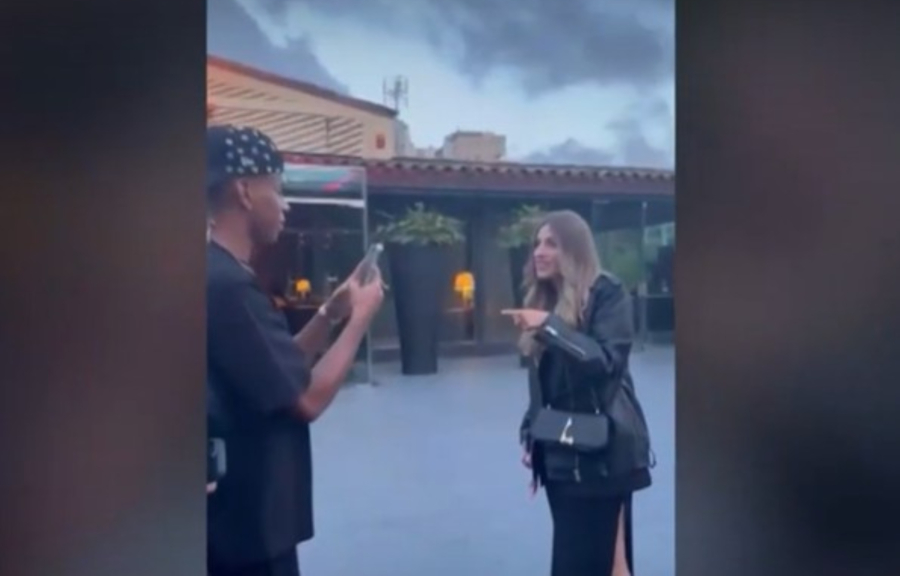 Το επικό σκηνικό με Γιαμάλ και τουρίστριες στον δρόμο (βίντεο)