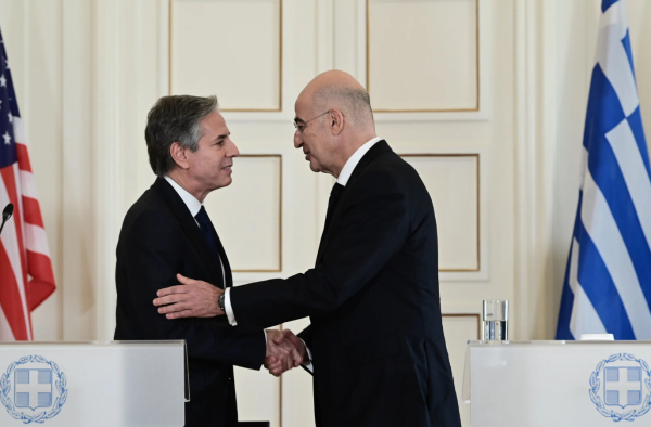 Εκτάκτως στο νοσοκομείο ο Νίκος Δένδιας