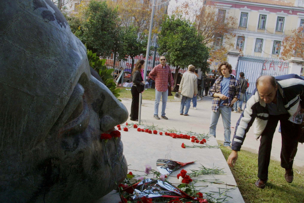 Πολυτεχνείο: Ποιον τελικά απεικονίζει η μαρμάρινη κεφαλή του «νεκρού»