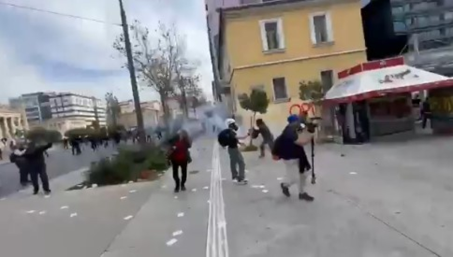 «Δολοφονική επίθεση» ΜΑΤ στον Μάριο Λώλο: «Μπορεί να χρειαστώ ακουστικό στο αφτί»