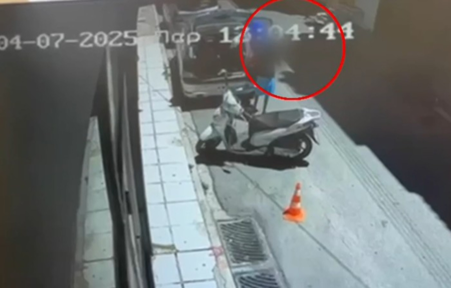 Αγία Παρασκευή: Με μπλε κουβέρτα στο κεφάλι βγαίνει από ΙΧ ο δολοφόνος του καθηγητή - Βίντεο ντοκουμέντο