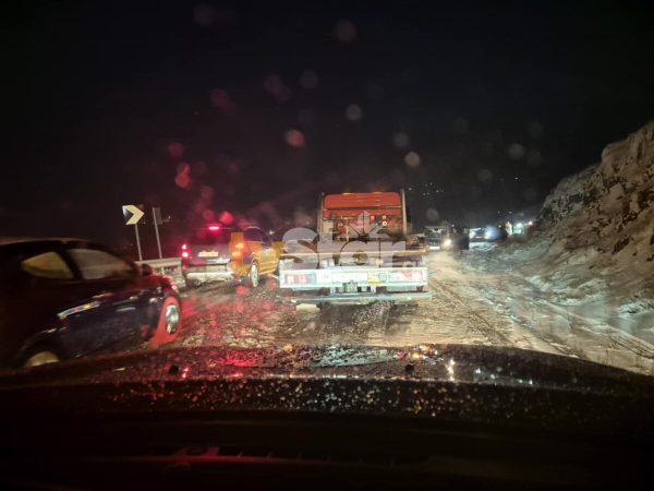 Αράχωβα: «Κόλλησαν» στο χιόνι χωρίς αλυσίδες - Ουρές χιλιομέτρων και ταλαιπωρίας για τους οδηγούς