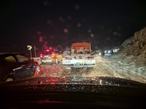 Αράχωβα: «Κόλλησαν» στο χιόνι χωρίς αλυσίδες - Ουρές χιλιομέτρων και ταλαιπωρίας για τους οδηγούς