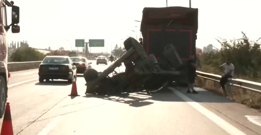 Συρόμενο νταλίκας έπεσε σε ΙΧ στα διόδια των Μαλγάρων (Βίντεο)