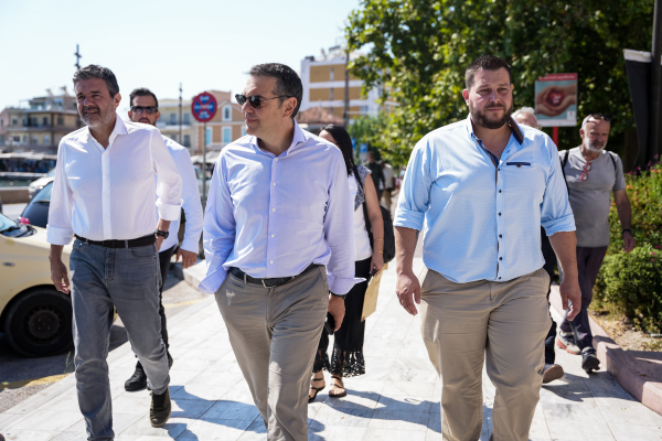 Τσίπρας από Λέσβο: Κρίσιμο να στηριχθούν οι άνθρωποι της παραγωγής – Ήρθαμε να ακούσουμε τα προβλήματα και να διεκδικήσουμε λύσεις