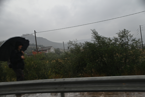 Ξεκίνησαν τα πρώτα 112 για την κακοκαιρία Byron: «Αποφύγετε τις άσκοπες μετακινήσεις»