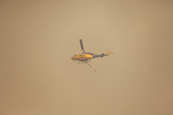 Στα τσιμέντα και στη θάλασσα σβήνει η φωτιά στην Πάτρα - Τι συμβαίνει με τα Canadair