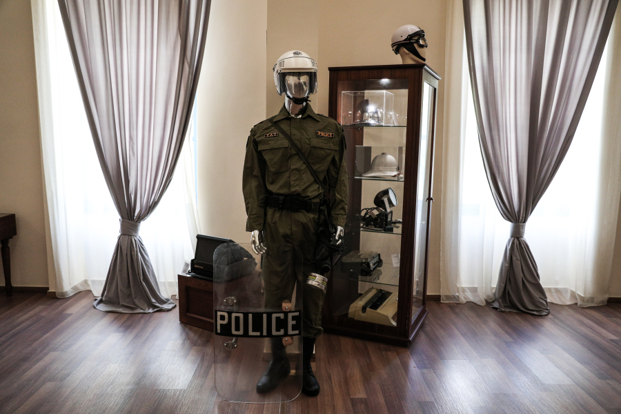 Αυτή θα είναι η στολή της Δικαστικής Αστυνομίας, το διακριτό σήμα της και ο οπλισμός