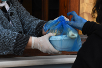 Χυδαία επίθεση ιερέα σε τρανς γυναίκα σε συσσίτιο: Οι σοκαριστικοί χαρακτηρισμοί και η παρέμβαση Ιερώνυμου (βίντεο)