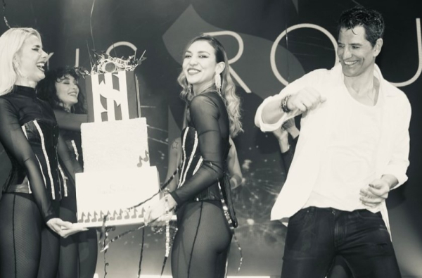 Ο Σάκης Ρουβάς έγινε 53 και γιόρτασε τα γενέθλιά του επί σκηνής