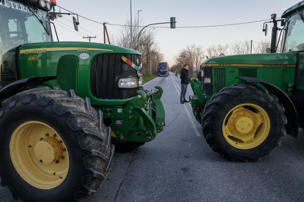 Οι αγρότες ετοιμάζονται να κόψουν τη χώρα στα δύο