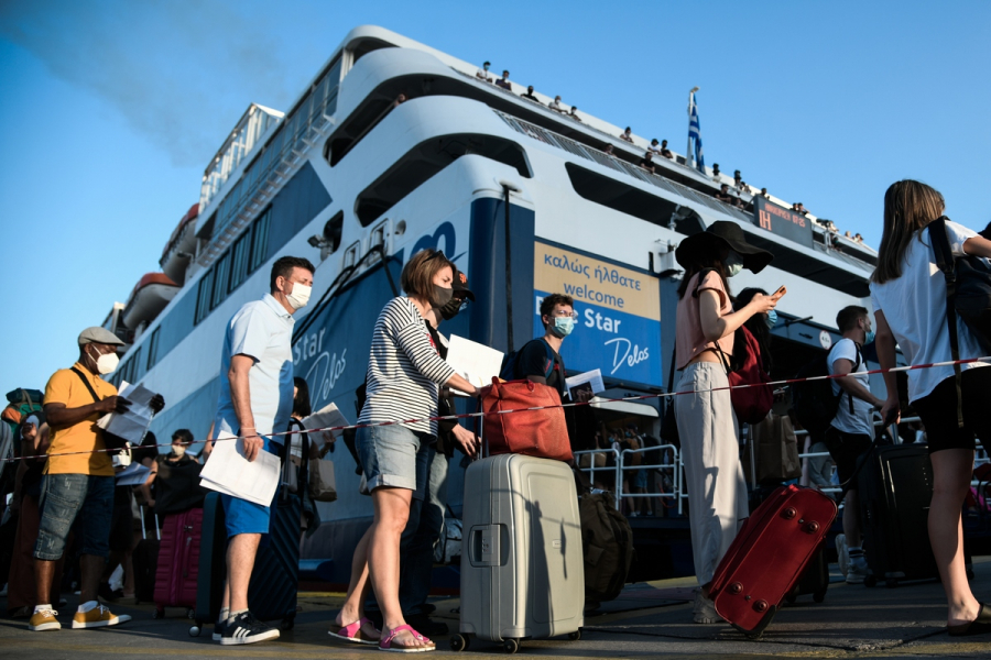 Διακοπές σε νησιά: Πώς ταξιδεύετε με πλοίο και αεροπλάνο, πλήρης οδηγός - Ουρές στον Πειραιά (βίντεο, εικόνες)