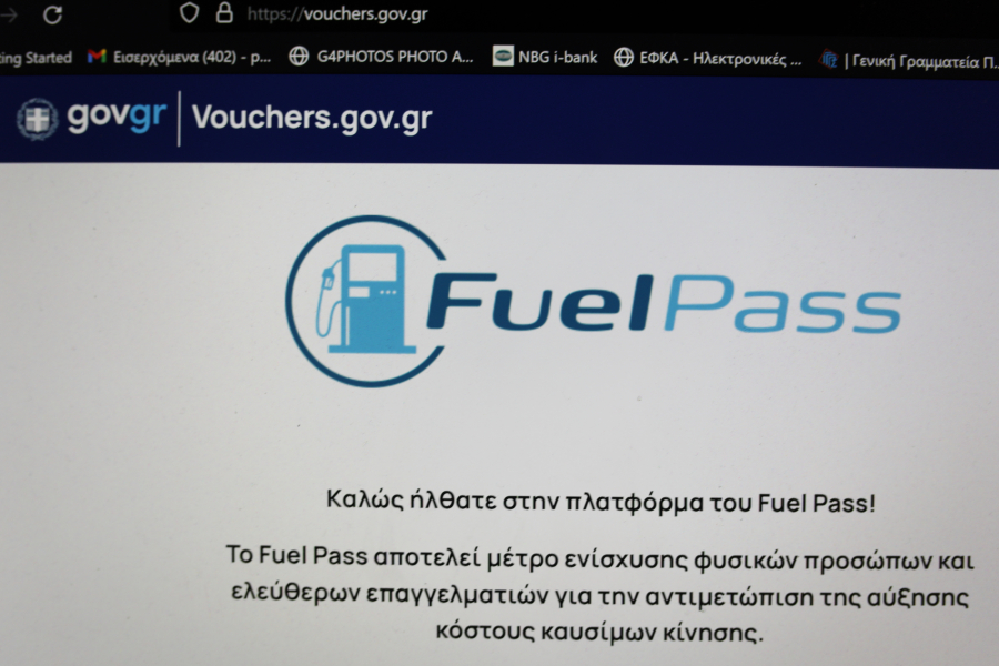 Fuel Pass 3: Στο τραπέζι νέο «χριστουγεννιάτικο» επίδομα βενζίνης