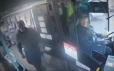 Σοκαριστικό βίντεο με άγρια δολοφονία σε λεωφορείο: Τον μαχαίρωνε και ο οδηγός συνέχιζε την πορεία του