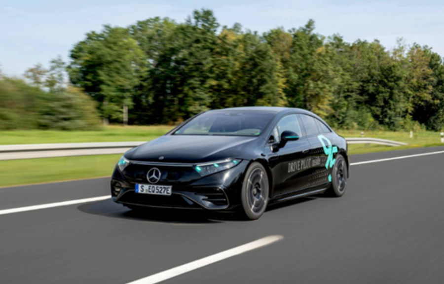 Η Mercedes-Benz έλαβε έγκριση για τη δοκιμή ειδικών φώτων σήμανσης αυτόνομης οδήγησης