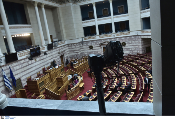 Τέμπη: Στη Βουλή η μήνυση 170 συγγενών - «Δείχνουν» τον Μητσοτάκη για το «μπάζωμα»