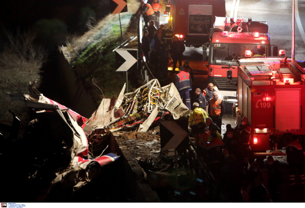 «Βγείτε όλοι από το τρένο, όλοι έξω από το τρένο» -Νέο ανατριχιαστικό βίντεο από το εσωτερικό της αμαξοστοιχίας λίγα λεπτά μετά τη σύγκρουση