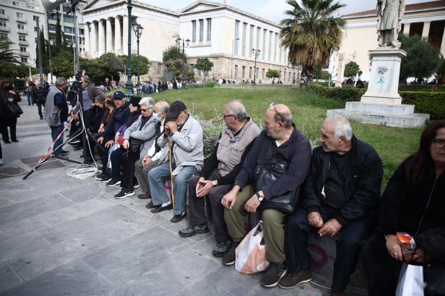 Συντάξεις χηρείας: Τα τρία νέα σενάρια για τις μειώσεις - Πιέσεις από γαλάζιους βουλευτές