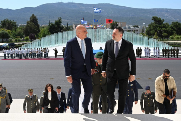 Συνάντηση Δένδια – Nufi: Ενίσχυση της αμυντικής συνεργασίας Ελλάδας και Αλβανίας