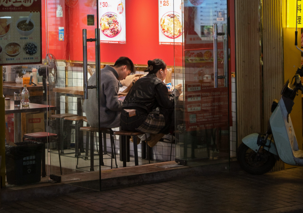 Παραλείπετε το πρωινό και τρώτε αργά το βράδυ; Κινδυνεύετε να πάθετε κάταγμα, σύμφωνα νέα μελέτη