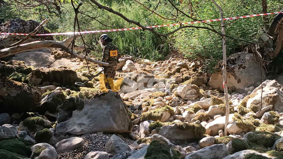 Αμφίκλεια: Εξουδετερώθηκε χειροβομβίδα που εντοπίστηκε στον Κηφισό ποταμό (Εικόνες)