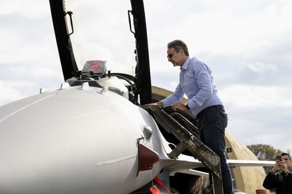 Ο Κυριάκος Μητσοτάκης στην 115 Πτέρυγα Μάχης, επιθεώρησε VIPER και F-16 - Μήνυμα στην Άγκυρα