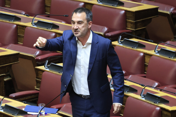 Κόντρα Δήμα - Χαρίτση στη Βουλή: Αποχώρησε από την Ολομέλεια ο πρόεδρος της ΝΕΑΡ