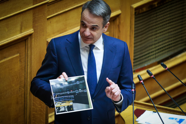 Άναυδοι υπουργοί και βουλευτές με την εμφάνιση Μητσοτάκη