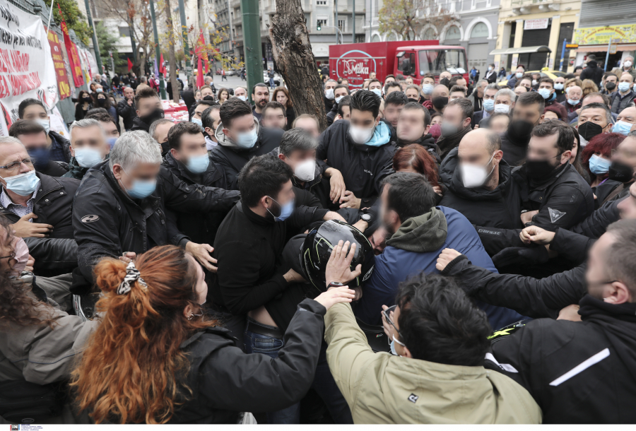 Ξύλο και ένταση στο Πολυτεχνείο - Αλυσίδα για να καταθέσει στεφάνι ο Τσίπρας (εικόνες, βίντεο)
