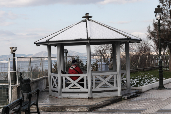 Καιρός αύριο: Συνεχίζουν οι παροδικές χιονοπτώσεις και το «τσουχτερό» κρύο