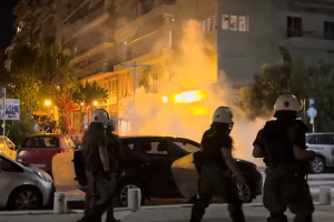 Θεσσαλονίκη: Επεισόδια μετά την πορεία για τον θάνατο του 38χρονου μετανάστη στο ΑΤ Αγίου Παντελεήμονα (βίντεο)