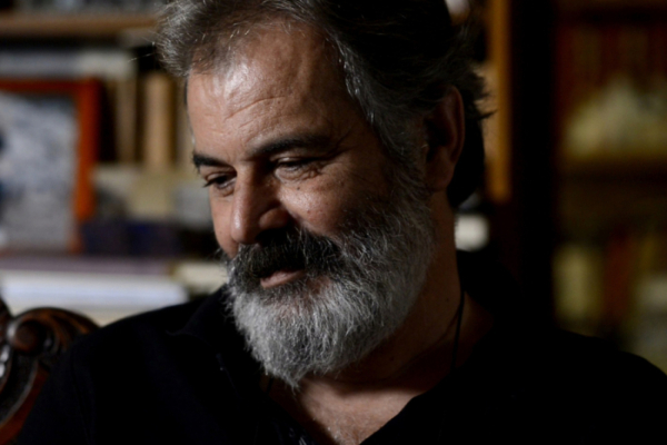 Ο Παντελής Μπουκάλας «περιποιείται» τον Τραμπ