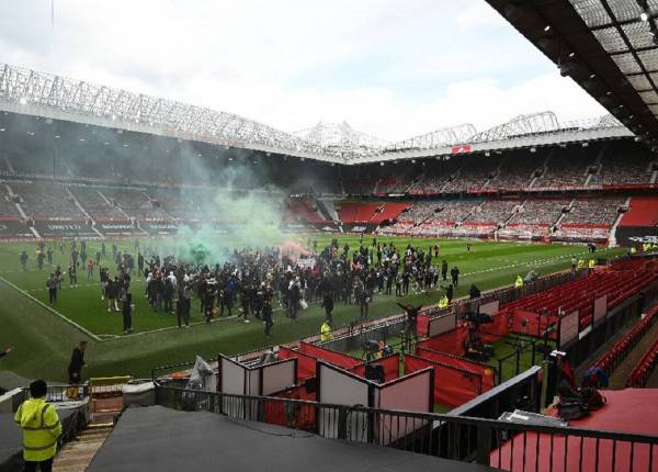 Χαμός με Μάντσεστερ Γιουνάιτεντ - Λίβερπουλ: Οπαδοί έκαναν «ντου» πριν το ντέρμπι ( βίντεο)